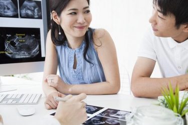 まずは効果的な治療方法や妊娠率などの情報を提供。ご夫婦の意思を最優先して一緒に決めていきます【医師監修】