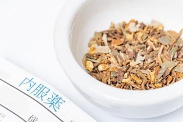 自然の力を味方に―柳葉と松こぶー